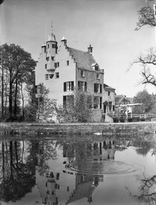92220 Gezicht over de Vecht op de linker- en voorgevel van het kasteel Oudaen te Breukelen.